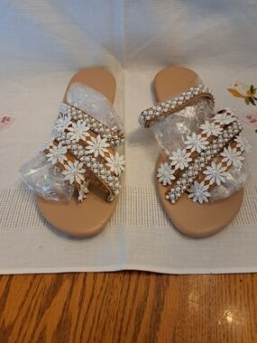 Source Unknown Beige Slide Sandals with White Floral Pearls